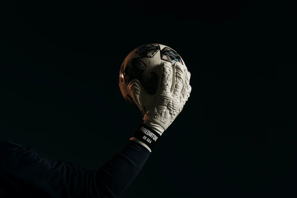 Torwarthandschuh hält einen Ball